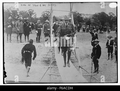 Dieses Foto zeigt den König von Spanien mit einer Gruppe Pfadfinder, die wahrscheinlich während eines königlichen Besuchs oder einer königlichen Veranstaltung aufgenommen wurden. Das Bild spiegelt die Bedeutung des Scouting als globale Bewegung und ihre Interaktion mit Persönlichkeiten des öffentlichen Lebens wider. Stockfoto