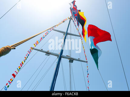 Flaggen der verschiedenen Länder am Mast Segelboot Stockfoto