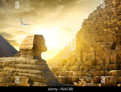 Große Sphinx und Pyramiden unter strahlender Sonne Stockfoto