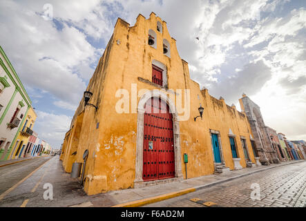 San Francisquito Kirche und dem ehemaligen Kloster von San Roque in Campeche, Mexiko. Stockfoto