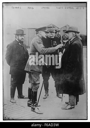 Ein bemerkenswertes Foto mit den wichtigsten Führern des Ersten Weltkriegs: General Sir Douglas Haig, der französische Marschall Joseph Joffre und der britische Premierminister David Lloyd George. Diese Führer spielten eine entscheidende Rolle bei den alliierten Bemühungen während des Krieges. Stockfoto