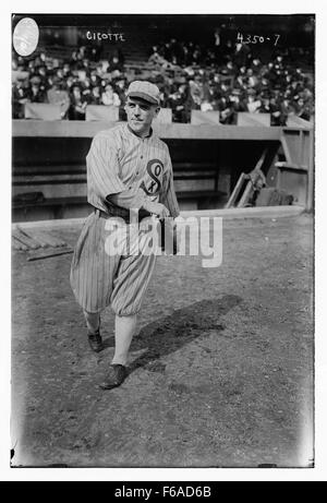 Ein historisches Foto von Eddie Cicotte, einem Pitcher für das Baseballteam der Chicago American League, bekannt für seine Rolle im berüchtigten Black Sox-Skandal von 1919. Stockfoto