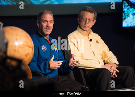 John Grunsfeld, stellvertretender Administrator Wissenschaftsmission, NASA, links, spricht auf einer Pressekonferenz verkündet das Vorhandensein von Wasser auf dem Mars auf Montag, 28. September 2015 im NASA-Hauptquartier in Washington, DC. Die Ergebnisse sind bei der European Planetary Science Congress in Frankreich diese Woche präsentiert und sind detailliert in einer Forschungsarbeit mit dem Titel "Spektrale Beweise für hydratisierte Salze in saisonalen Sole fließt auf dem Mars." Bildnachweis: (NASA/Aubrey Gemignani) Stockfoto