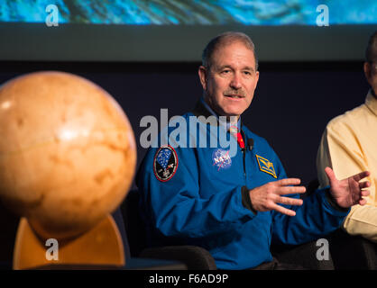 John Grunsfeld, stellvertretender Administrator Wissenschaftsmission, NASA, spricht auf einer Pressekonferenz verkündet das Vorhandensein von Wasser auf dem Mars auf Montag, 28. September 2015 im NASA-Hauptquartier in Washington, DC. Die Ergebnisse sind bei der European Planetary Science Congress in Frankreich diese Woche präsentiert und sind detailliert in einer Forschungsarbeit mit dem Titel "Spektrale Beweise für hydratisierte Salze in saisonalen Sole fließt auf dem Mars." Bildnachweis: (NASA/Aubrey Gemignani) Stockfoto