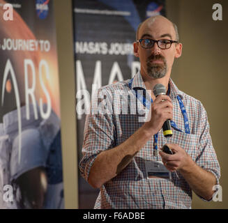 Paul Niles, stellvertretender Chef-Wissenschaftler, NASA Johnson Space Center, spricht während des ersten Landing Site/Exploration Zone Workshops für menschliche Missionen, um die Oberfläche des Mars in das Lunar and Planetary Institute Mittwoch, 28. Oktober 2015, in Houston, Texas statt. Die Agentur ist Gastgeber des Workshops Vorschläge für Standorte auf dem Mars zu sammeln, die von hohen wissenschaftlichen Wert sein könnte, und gleichzeitig die natürlichen Ressourcen um menschliche Entdecker zu landen, zu leben und zu arbeiten sicher auf dem roten Planeten zu ermöglichen. Bildnachweis: (NASA/Bill Ingalls) Stockfoto