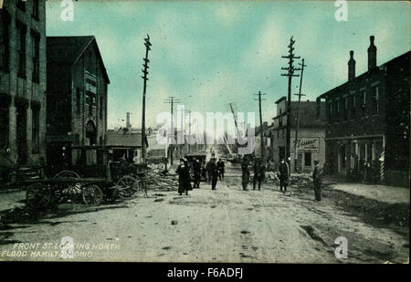 Ein Blick auf die Front Street in Hamilton, Ohio, nach Norden, zeigt Hochwasserschäden an Geschäften und Unternehmen. Das Foto zeigt die Auswirkungen von Überschwemmungen auf das Leben und den Handel in der Stadt. Stockfoto