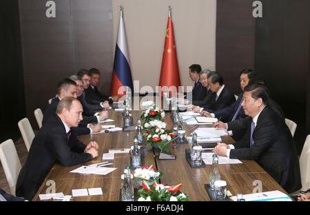 Antalya, Türkei. 15. November 2015. Chinesischen Staatspräsidenten Xi Jinping (1. R) trifft sich mit russischen Präsidenten Vladimir Putin (1. L) in Antalya, Türkei, 15. November 2015. © Ma Zhancheng/Xinhua/Alamy Live-Nachrichten Stockfoto