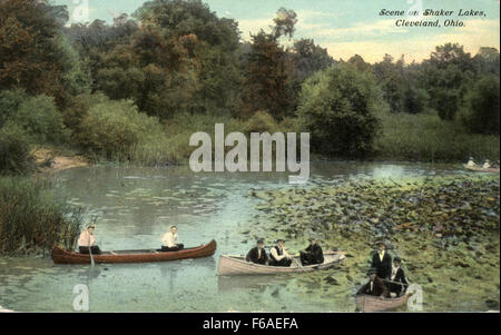 Diese Postkarte aus der Bowden-Sammlung zeigt eine friedliche Szene an den Shaker Lakes in Cleveland, Ohio, mit Kanus auf dem Wasser. Die Seen, umgeben von Natur und Parks, sind ein bemerkenswertes Merkmal der Gegend von Cleveland und bieten eine ruhige Aussicht und Erholungsmöglichkeiten für Besucher. Stockfoto