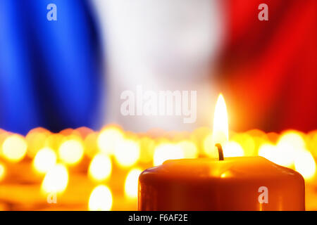 Viele Kerzen vor den Nationalfarben von Frankreich in Erinnerung an die vielen Opfer des Terrors oder einfach th symbolisieren Stockfoto