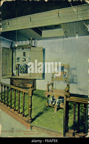 Dieses Foto zeigt den Todesstuhl im Ohio Penitentiary. Der Stuhl wurde für Hinrichtungen in der Einrichtung genutzt und repräsentierte einen düsteren Teil der Geschichte der Strafjustiz des Staates. Stockfoto