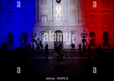 Barcelona, Katalonien, Spanien. 15. November 2015. An diesem 15. November 2015 die Barcelona Rathaus-Gebäude-Fassade durch beleuchtete erscheint französische Flagge Farben Hommage an Paris Terror Anschläge Opfer am früheren 13. November halten. © Jordi Boixareu/ZUMA Draht/Alamy Live-Nachrichten Stockfoto