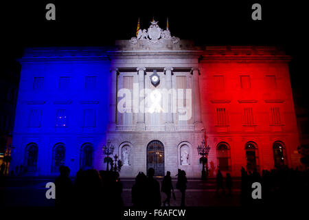 Barcelona, Katalonien, Spanien. 15. November 2015. An diesem 15. November 2015 die Barcelona Rathaus-Gebäude-Fassade durch beleuchtete erscheint französische Flagge Farben Hommage an Paris Terror Anschläge Opfer am früheren 13. November halten. © Jordi Boixareu/ZUMA Draht/Alamy Live-Nachrichten Stockfoto