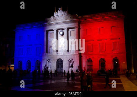 Barcelona, Spanien. 15. November 2015. Das Barcelona-Rathaus Fassade wird durch die Farben der französischen Flagge hält Hommage an Paris Terror Anschläge Opfer am früheren 13. November beleuchtet. Bildnachweis: Jordi Boixareu/Alamy Live-Nachrichten Stockfoto