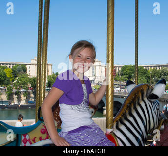 Kleines Mädchen auf Karussell, Paris, Frankreich Stockfoto