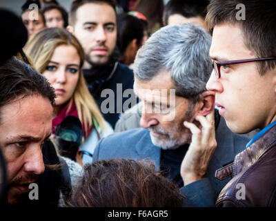 Cibeles-Platz, Madrid, Spanien. 14. November 2015. Mitglieder der politischen Partei Podemos, wir können, gehen Sie auf die Zeichen der Achtung vor den Anschlägen in Paris tagte im Rathaus in Madrid, Spanien-Credit: Enrique Palacio S./Alamy Live News Stockfoto