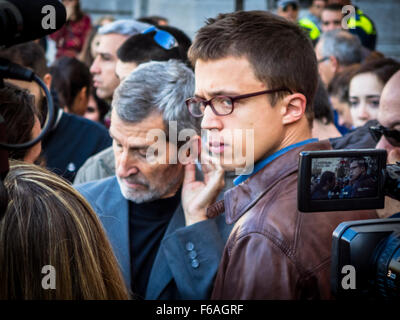 Cibeles-Platz, Madrid, Spanien. 14. November 2015. Mitglieder der politischen Partei Podemos, wir können, gehen Sie auf die Zeichen der Achtung vor den Anschlägen in Paris tagte im Rathaus in Madrid, Spanien-Credit: Enrique Palacio S./Alamy Live News Stockfoto