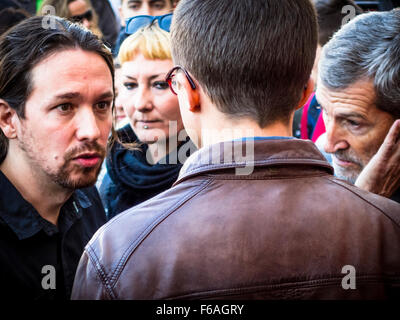 Cibeles-Platz, Madrid, Spanien. 14. November 2015. Mitglieder der politischen Partei Podemos, wir können, gehen Sie auf die Zeichen der Achtung vor den Anschlägen in Paris tagte im Rathaus in Madrid, Spanien-Credit: Enrique Palacio S./Alamy Live News Stockfoto