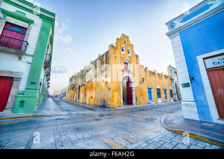 San Francisquito Kirche und dem ehemaligen Kloster von San Roque in bunten Campeche, Mexiko. Stockfoto