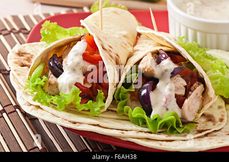 Tortilla mit Huhn und Paprika Stockfoto