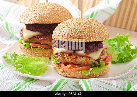Amerikanische Burger mit Hähnchen und Speck, hausgemachter Barbecue-sauce Stockfoto