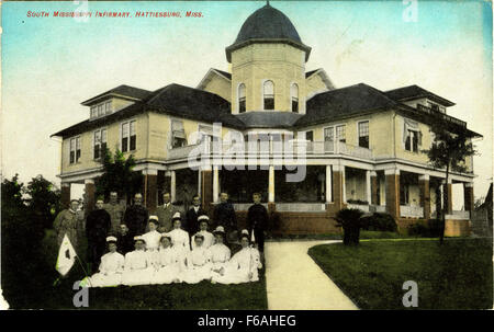 Ein historisches Bild der South Mississippi Krankenstation in Hattiesburg, Mississippi. Das Foto zeigt die medizinische Einrichtung und spiegelt die Gesundheitsinfrastruktur in der Region während des späten 19. Und frühen 20. Jahrhunderts wider. Stockfoto