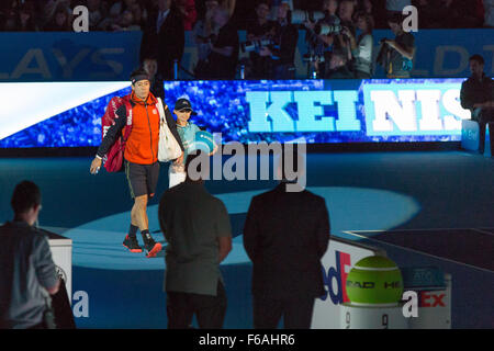 Kei Nishikori kommt auf Platz Novak Djokovic bei den Barclays ATP World Tour Finals zu spielen Stockfoto