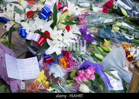 London, UK. 14. November 2015. Paris-Attacken: Blumen und Ehrungen vor der französischen Botschaft in Knightsbridge London Credit: Richard Wilson/Alamy Live News Stockfoto