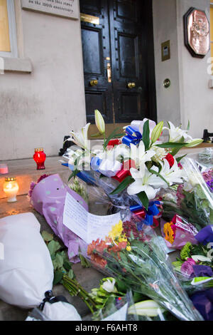 London, UK. 14. November 2015. Paris-Attacken: Blumen und Ehrungen vor der französischen Botschaft in Knightsbridge London Credit: Richard Wilson/Alamy Live News Stockfoto