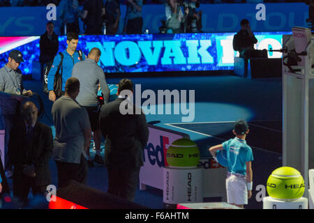 Novak Djokovic kommt auf Platz Kei Nishikori an die Barclays ATP World Tour Finals zu spielen Stockfoto