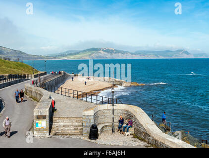 Pistole Cliff Walk in Lyme Regis mit der goldenen Kappe in der Ferne. Dorset, England, Vereinigtes Königreich Stockfoto