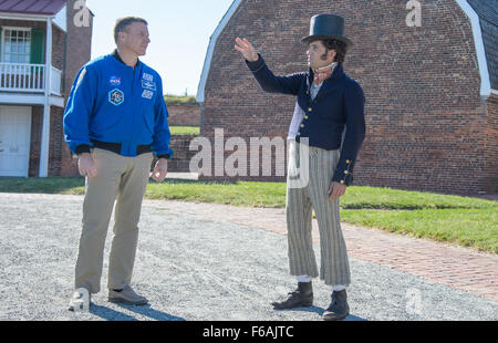 Der NASA-Astronaut Terry Virts besucht Fort McHenry in Baltimore, Maryland, wo er über seine Erfahrungen in der Raumfahrt reflektiert und die Bedeutung der Geschichte und der nationalen Denkmäler diskutiert. Stockfoto