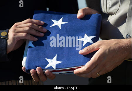 Der NASA-Astronaut Terry Virts besucht das Fort McHenry National Monument und den Historic Shrine in Baltimore, Maryland. Sein Besuch unterstreicht die historische Bedeutung des Ortes, insbesondere im Zusammenhang mit dem Krieg von 1812 und dem Sternenbanner. Stockfoto