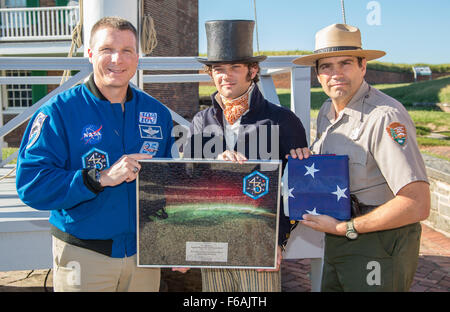 Astronaut Terry Virts besucht Fort McHenry in Baltimore, Maryland, wo er sich mit Diskussionen über die historische Bedeutung des Ortes und seine Beziehung zur amerikanischen Geschichte, insbesondere dem Star Spangled Banner, beschäftigt. Stockfoto
