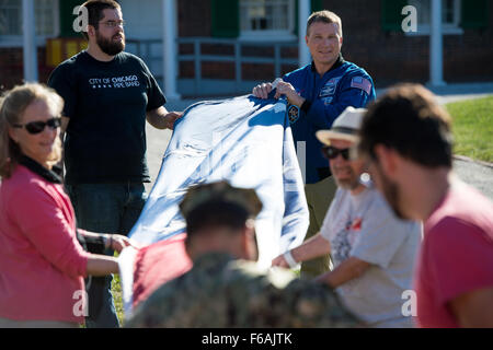 Astronaut Terry Virts besucht Fort McHenry in Baltimore, Maryland, wo er die historische Stätte erforscht und während seiner Weltraummission mit der Öffentlichkeit in Kontakt tritt. Stockfoto