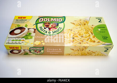 Dolmio Huhn und Pilzen zu würzen, Nudeln und sauce Stockfoto
