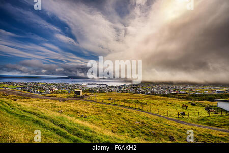 Dramatische Veränderung des Wetters in Tórshavn, die Hauptstadt und größte Stadt von den Färöer Inseln, Dänemark. HDR verarbeitet. Stockfoto