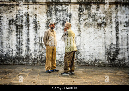 Zwei alte Männer diskutieren in der Straße am Pashupatinath Tempel-Komplex Stockfoto