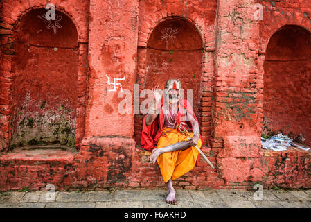 Wandern Shaiva Sadhu (Heiliger) mit traditionellen Kinderschminken in alten Pashupatinath Tempel Stockfoto