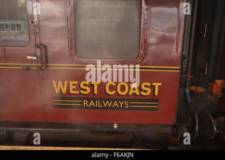 West Coast Eisenbahn Jacobite Dampfzug Lok am Bahnsteig in Fort William, Schottland, Großbritannien Stockfoto