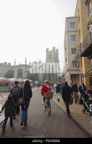 Typische Cambridge Street Szene - Frau Reiten traditionellen Fahrrad Fahrrad entlang der Market Street vor Great St. Mary's-Kirche Stockfoto