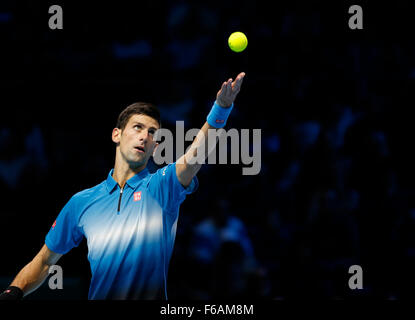 London, UK. 15. November 2015. ATP Tennis Tour Finale 1. Tag. Novak Djokovic (SRB) besiegt Kei Nishikori (JPN) durch eine Kerbe 6-1, 6-1 während der ersten Tag Barclays ATP World Tour Finals von der O2-Arena-Gutschrift: Action Plus Sport Bilder/Alamy Live News Stockfoto