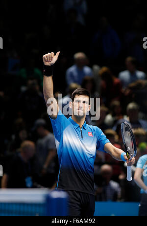 London, UK. 15. November 2015. ATP Tennis Tour Finale 1. Tag. Novak Djokovic (SRB) besiegt Kei Nishikori (JPN) durch eine Kerbe 6-1, 6-1 während der ersten Tag Barclays ATP World Tour Finals von der O2-Arena-Gutschrift: Action Plus Sport Bilder/Alamy Live News Stockfoto