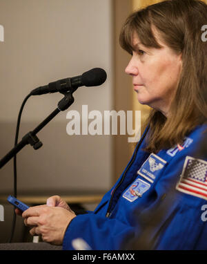 NASA-Astronaut Cady Coleman ist während einer Diskussion mit NPR Adam Cole über Weltraumforschung und Frauen im Stamm auf Dienstag, 15. September 2015 im NPR-Hauptquartier in Washington, DC zu sehen.  NASA Astronauten Cady Coleman und Serena Auñón, Astronaut der ESA (European Space Agency), die Samantha Ciristoforetti und NASA Chief Scientist Ellen Stofan beantwortet Fragen in einem Interview auf Periskop und Snapchat.  Bildnachweis: (NASA/Joel Kowsky) Stockfoto