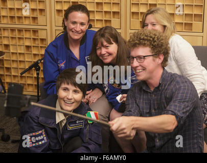 ESA (European Space Agency) Astronaut Samantha Cristoforetti, unten links, NASA Astronauten Serena Auñón, oben links, Cady Coleman, Zentrum und NASA Chief Scientist Ellen Stofan, oben rechts, nehmen ein Selbstporträt mit NPR Adam Cole vor einer Diskussion über die Erforschung des Weltraums und Frauen im Stamm auf Dienstag, 15. September 2015 im NPR-Hauptquartier in Washington, DC.  Bildnachweis: (NASA/Joel Kowsky) Stockfoto
