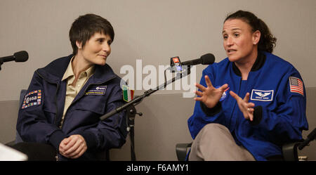 ESA (European Space Agency) Astronaut Samantha Cristoforetti, links und NASA-Astronaut Serena Auñón, Recht, sind während einer Diskussion mit NPR Adam Cole über Weltraumforschung und Frauen im Stamm auf Dienstag, 15. September 2015 im NPR-Hauptquartier in Washington, DC zu sehen.  NASA Astronauten Cady Coleman und Serena Auñón, Astronaut der ESA (European Space Agency), die Samantha Ciristoforetti und NASA Chief Scientist Ellen Stofan beantwortet Fragen in einem Interview auf Periskop und Snapchat.  Bildnachweis: (NASA/Joel Kowsky) Stockfoto