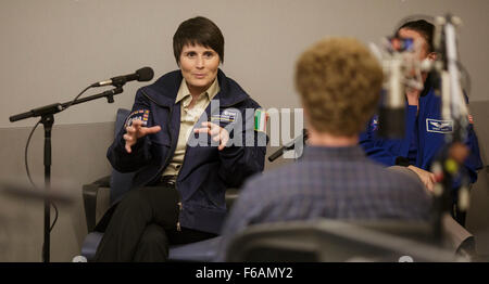 ESA (European Space Agency) Astronaut Samantha Cristoforetti beantwortet eine Frage während einer Diskussion mit NPR Adam Cole über Weltraumforschung und Frauen im Stamm auf Dienstag, 15. September 2015 im NPR-Hauptquartier in Washington, DC.  NASA Astronauten Cady Coleman und Serena Auñón, Astronaut der ESA (European Space Agency), die Samantha Ciristoforetti und NASA Chief Scientist Ellen Stofan beantwortet Fragen in einem Interview auf Periskop und Snapchat.  Bildnachweis: (NASA/Joel Kowsky) Stockfoto