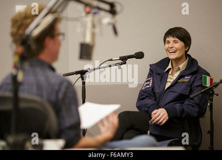 ESA (European Space Agency) Astronaut Samantha Cristoforetti sieht man während einer Diskussion mit NPR Adam Cole über Weltraumforschung und Frauen im Stamm auf Dienstag, 15. September 2015 im NPR-Hauptquartier in Washington, DC.  NASA Astronauten Cady Coleman und Serena Auñón, Astronaut der ESA (European Space Agency), die Samantha Ciristoforetti und NASA Chief Scientist Ellen Stofan beantwortet Fragen in einem Interview auf Periskop und Snapchat.  Bildnachweis: (NASA/Joel Kowsky) Stockfoto