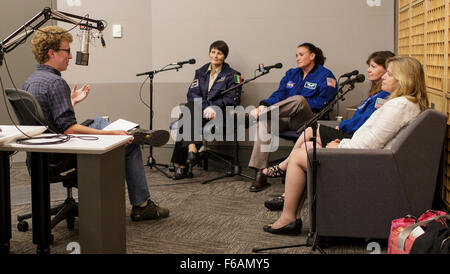 NPR Adam Cole, links, stellt eine Frage während einer Diskussion über die Erforschung des Weltraums und Frauen im Stamm mit ESA (European Space Agency) Astronaut Samantha Christoforetti, zweiter von links, NASA-Astronaut Serena Auñón, Center, NASA-Astronaut Cady Coleman, zweite von rechts, und NASA Chief Scientist Ellen Stofan, ganz rechts, im Dienstag, 15. September 2015 im NPR-Hauptquartier in Washington, DC.  Bildnachweis: (NASA/Joel Kowsky) Stockfoto