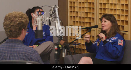 NASA-Astronaut Cady Coleman beantwortet eine Frage während einer Diskussion mit NPR Adam Cole über Weltraumforschung und Frauen im Stamm auf Dienstag, 15. September 2015 im NPR-Hauptquartier in Washington, DC.  NASA Astronauten Cady Coleman und Serena Auñón, Astronaut der ESA (European Space Agency), die Samantha Ciristoforetti und NASA Chief Scientist Ellen Stofan beantwortet Fragen in einem Interview auf Periskop und Snapchat.  Bildnachweis: (NASA/Joel Kowsky) Stockfoto