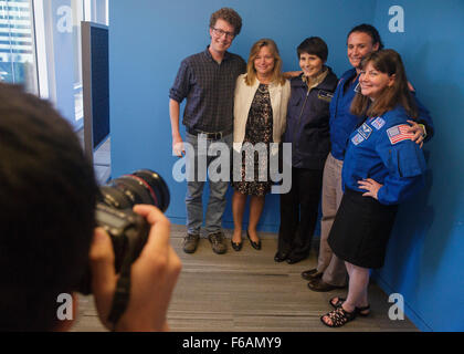 NPR Adam Cole, ganz links, NASA Chief Scientist Ellen Stofan, zweiter von links, Astronaut der ESA (European Space Agency) Samantha Cristoforetti, Center und NASA-Astronauten Serena Auñón, zweiter von rechts, und von Cady Coleman, Recht, posieren für ein Foto nach einer Diskussion über die Erforschung des Weltraums und Frauen in STEM Dienstag, 15. September 2015 im NPR-Hauptquartier in Washington, DC.  Bildnachweis: (NASA/Joel Kowsky) Stockfoto